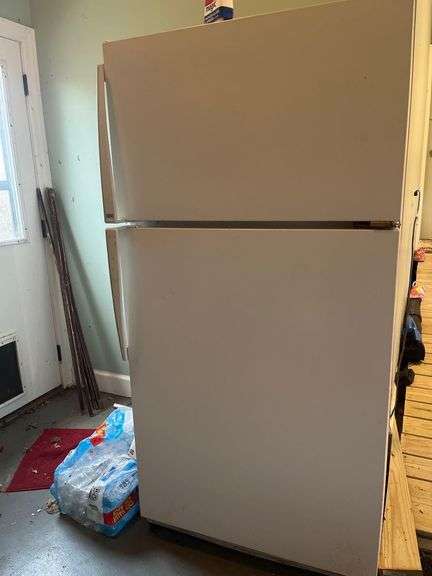 Amana Refrigerator - Garage image