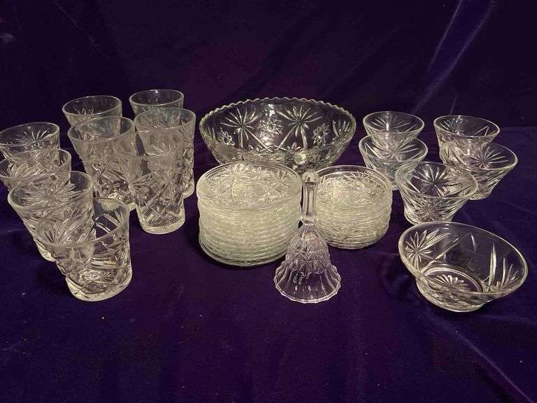 Assorted Anchor Hocking Star of David Pieces - 4 Tumblers, 5 Juice Glasses, 5 Custard Cups 3.5”, 1 Custard Cup 4.5”, Bell, 8.5” Bowl, 13 Plates 4.5” and 6 Coasters image