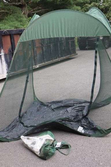 Foldable Screen Room with carry case (zipper on bag broken) image