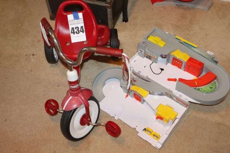 Small Radio Flyer Tricycle & Hot Wheels Play set (no cars) image