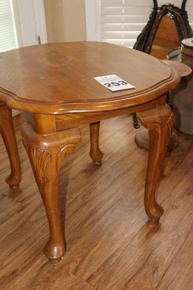Wood End Table with Queen Ann Style carved legs    20"x22"x20"                     *Matches style on Lots #252 & #314