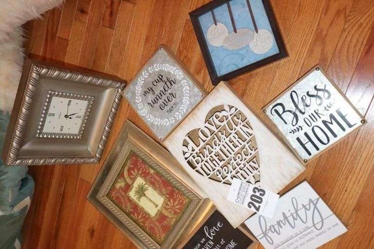 Variety of wall art Décor items & wall clock etc.
