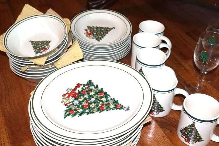 Set of Christmas Dishes Stoneware "Christmas Tree": 8 dinner plates, 8 dessert plates, 8 bowls, 5 mugs, 8 pedestal glasses