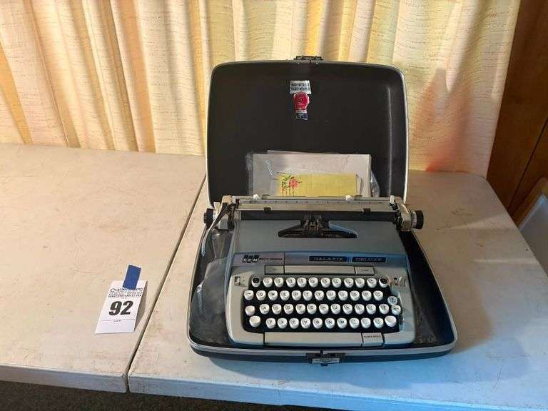 SCM Smith Corona Galaxie Deluxe Typewriter with Case