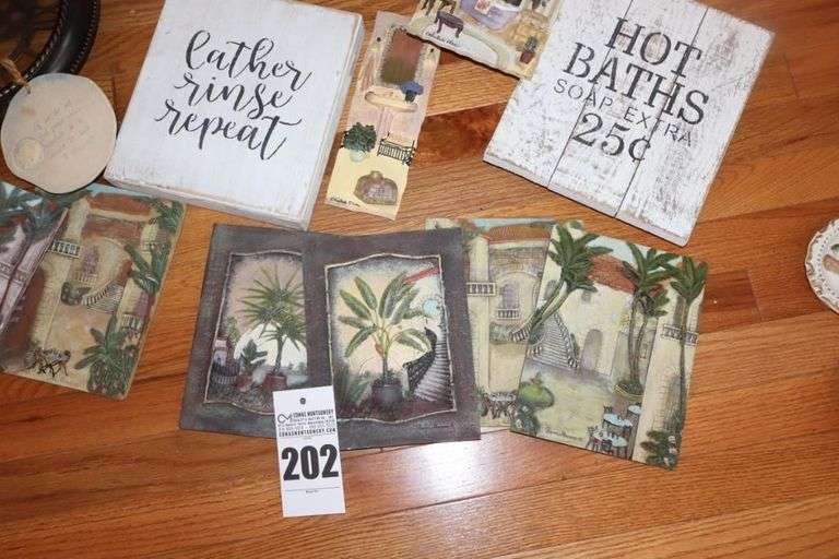Variety of wall art Décor items: Ceramic, Canvas & wall clock etc.