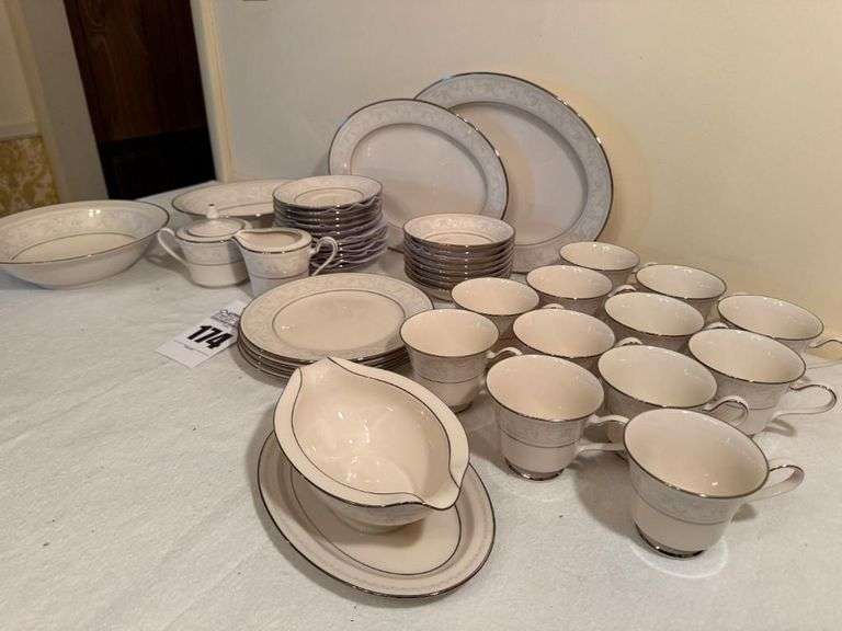 Noritake Ivory China Trudy Dinnerware Set
