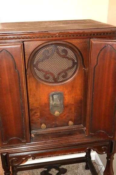Antique Majestic Radio (not sure if works)in Solid Wood  50"x27.5"x18.5"