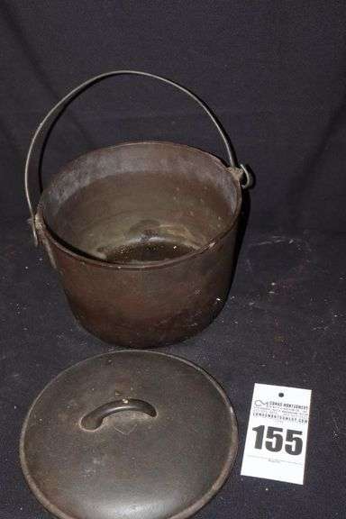 Cast Iron Pot with handle and lid