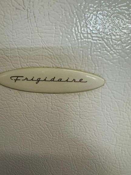 Frigidaire White Top-Freezer Refrigerator