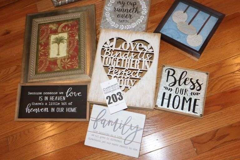 Variety of wall art Décor items & wall clock etc.