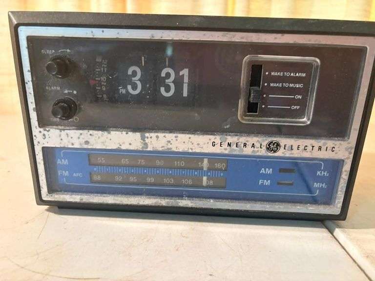 General Electric Flip Clock Radio Model 7-4315 C