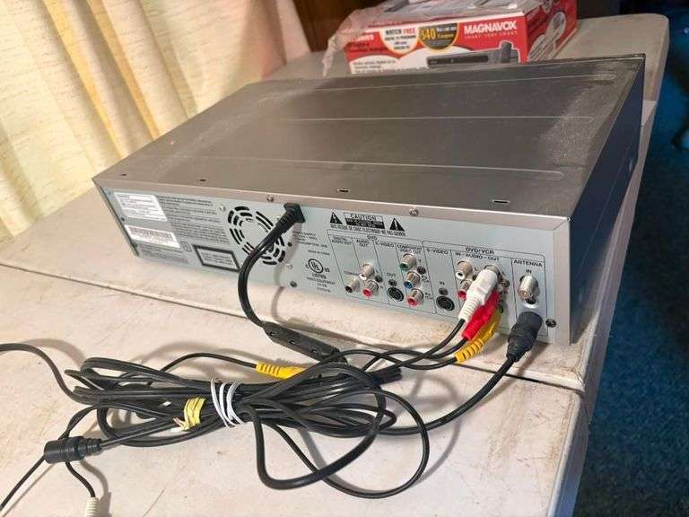 Magnavox Video Cassette Recorder/DVD Recorder Model No. MWR20V6 with TB110MW9 DTV Digital to Analog Converter and Remote