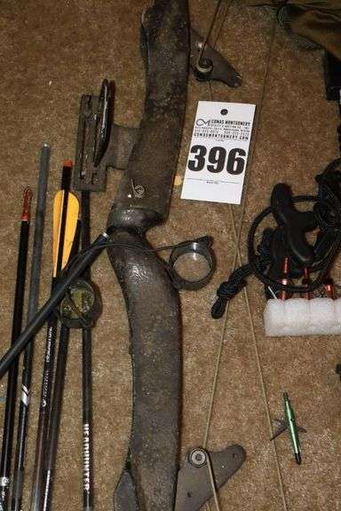 Vintage recurve bow with variety of Arrow Heads, Arrows and additional Items