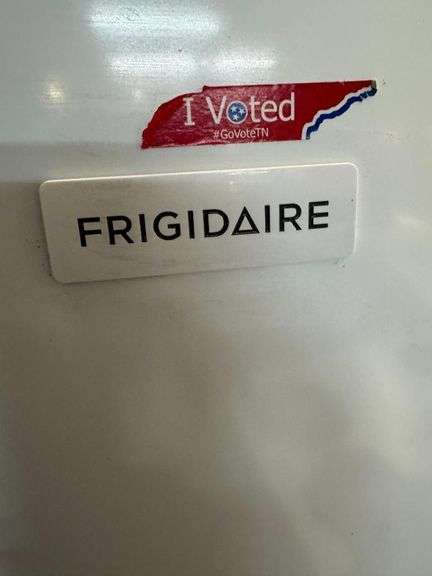 Frigidaire Top Freezer Refrigerator FFTR1425VW