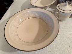 Noritake Ivory China Trudy Dinnerware Set