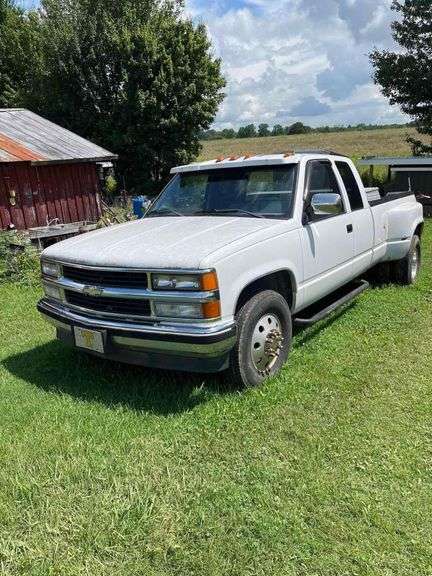 1989 CHEVROLET GMT-400 1989 White Chevrolet Dually Big Block - Runs Good - Slight miss in engine image