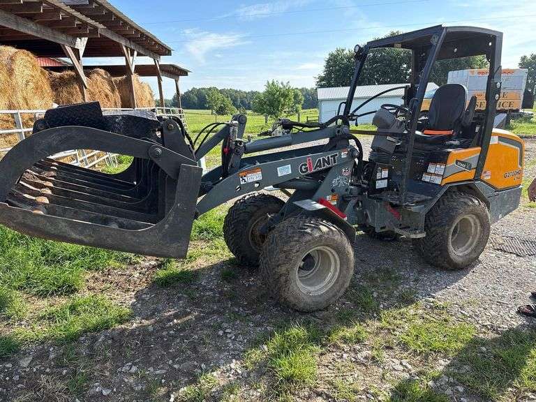 2022 Giant G2700 X-TRA HD Articulating Wheel Loader- 858 Hrs, with Grappler Attachment, Serial # G2700XH22002. image