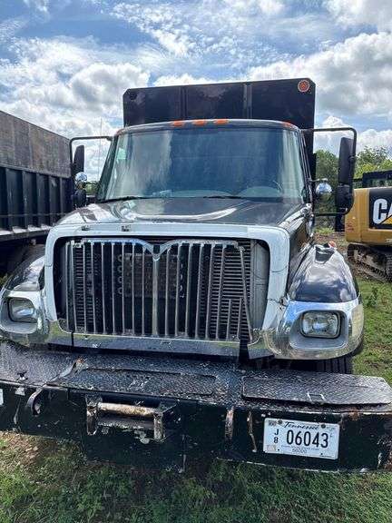 2003 International 7400 6X4 Chip truck with Southco Body , 213800 miles, Motor less than 50,000 Miles- Has Title