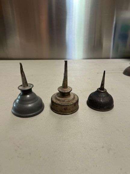 3 Thumb Pump Oil Cans image