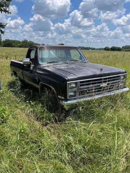 1984 CHEVROLET C/K Pickup 1984 Black Chevy Silverado 4x4 3/4 Ton - No Motor image