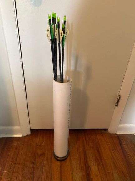 7 Arrows With Holder image