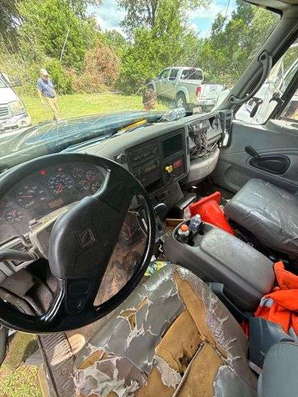 2003 International 7400 6X4 Chip truck with Southco Body , 213800 miles, Motor less than 50,000 Miles- Has Title