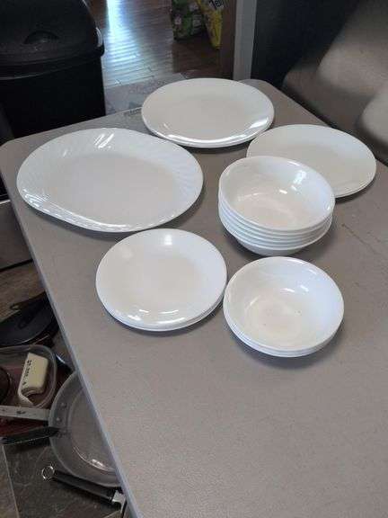 Corel - 1 Platter, 2 Dinner Plates, 2 Sandwich Plates, 4 Bread Plates, 6 Cereal Bowls and 3 Fruit Bowls image