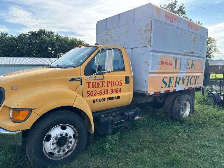 2000 Ford F650 Chipper Truck- CAT Motor, Electric Dump Bed, 184,195 miles. (Used Ether to start then runs fine) image