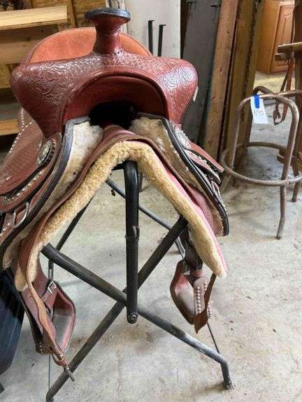 Saddle (Double T Saddlery) with Blanket and Stand