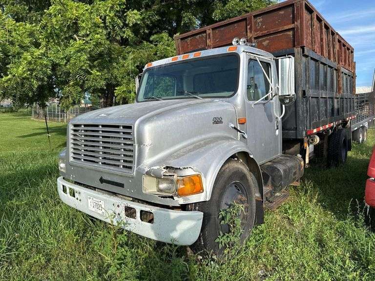 1998 International Navistar 4700 DT 466E- Dump Bed with Removeable Top, 62,831 Miles . Model 4700 4X2. image