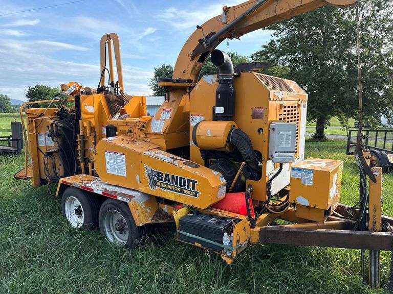 2016 Bandit Intimidator 1990XP Wood Chipper- Hydraulic Lift Cylinder, Jack , and Winch Serial # 4FMUS2227CR502036. image