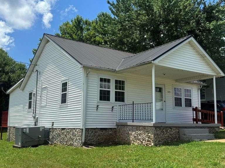 REAL ESTATE: 323 Hayes St, Woodbury, TN - Selling Absolute! image