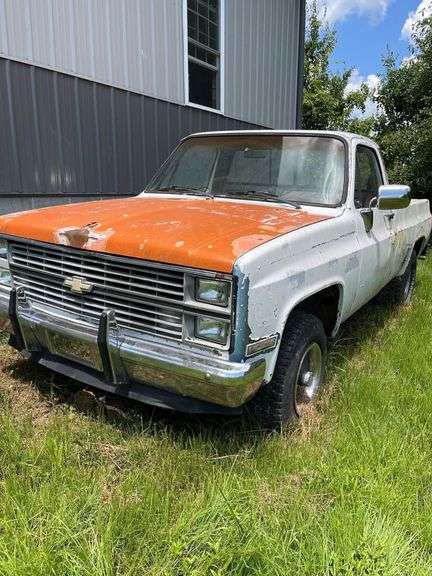 1985  CHEVROLET  C/K Pickup 1985 White Chevrolet 4x4 350 - Motor Runs