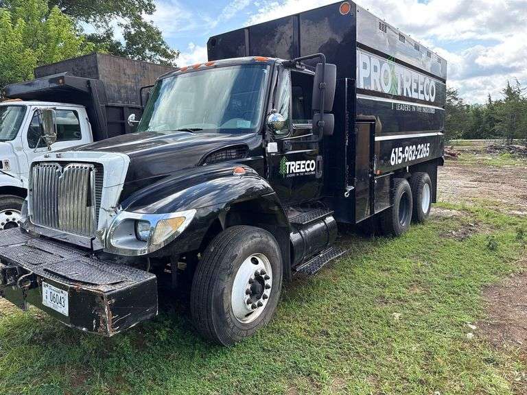 2003 International 7400 6X4 Chip truck with Southco Body , 213800 miles, Motor less than 50,000 Miles image