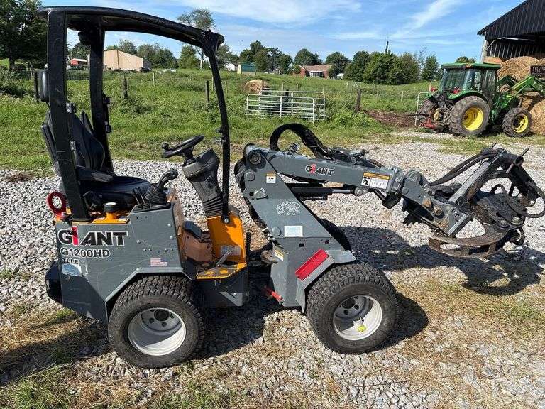 2023 Giant G1200HD Articulating Wheel Loader- with Heavy Duty Branch Manager Attachment with Extension, 496 hrs image