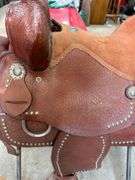 Saddle (Double T Saddlery) with Blanket and Stand