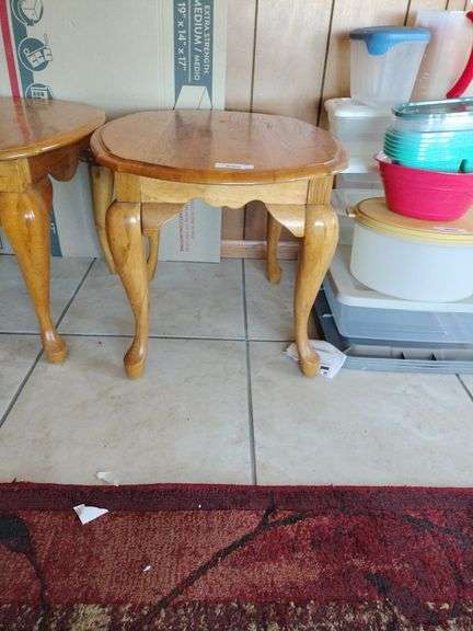 Round end table (matches Lots 307 & 308) image