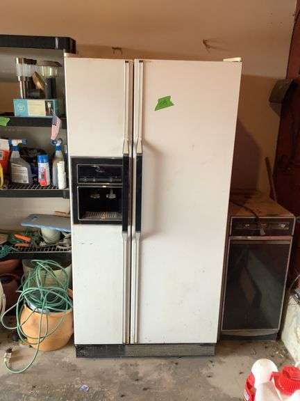 Whirlpool Side by Side Refrigerator (32" x 29" x 66") and contents image