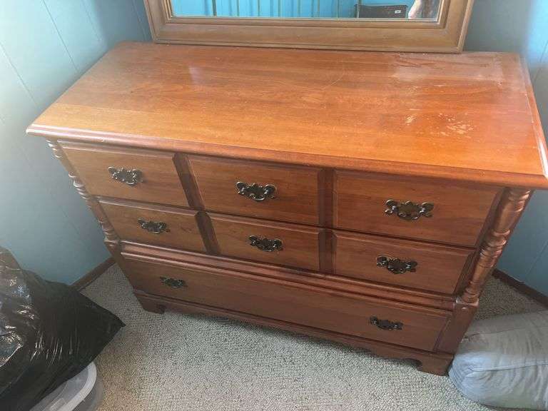 Dresser (44x18x32) and mirror image