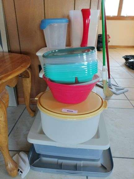 Plastic storage containers image