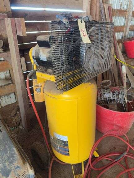 DeWalt 25 Gallon 200 PSI Belt Drive Vertical Air Compressor with Hose, works image