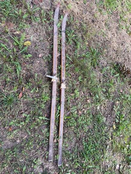 Pair of TUR Langrenn & Holmenkollen Wooden Skis image