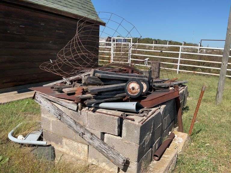 Metal Scrap Pile incl posts, tin, wire image