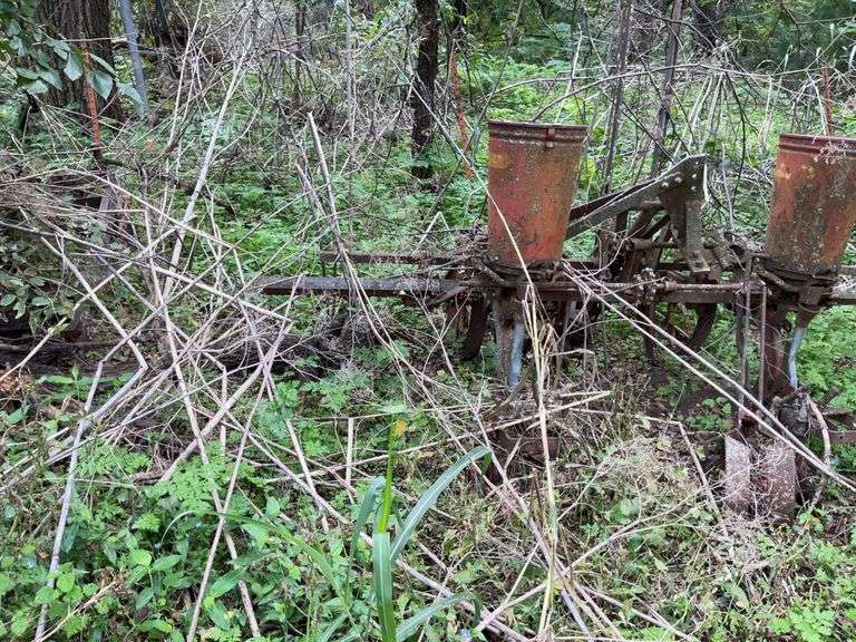 Vintage Planter, Rusted - for salvage or decoration image