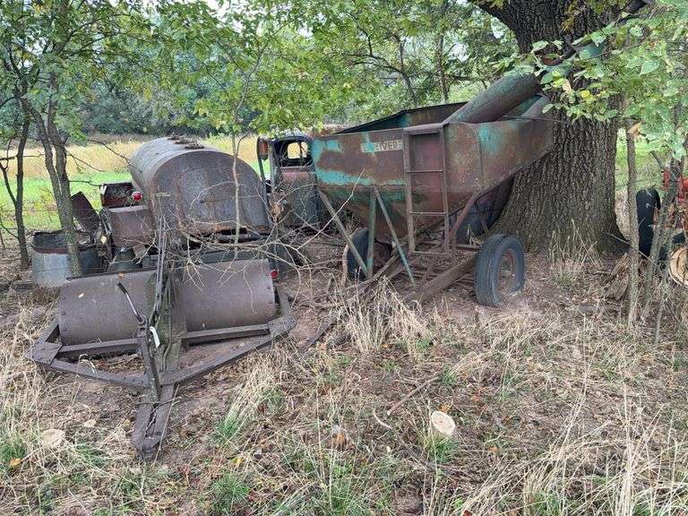 Oliver Feed Wagon w/Auger and Tumble Bug Dirt Mover image