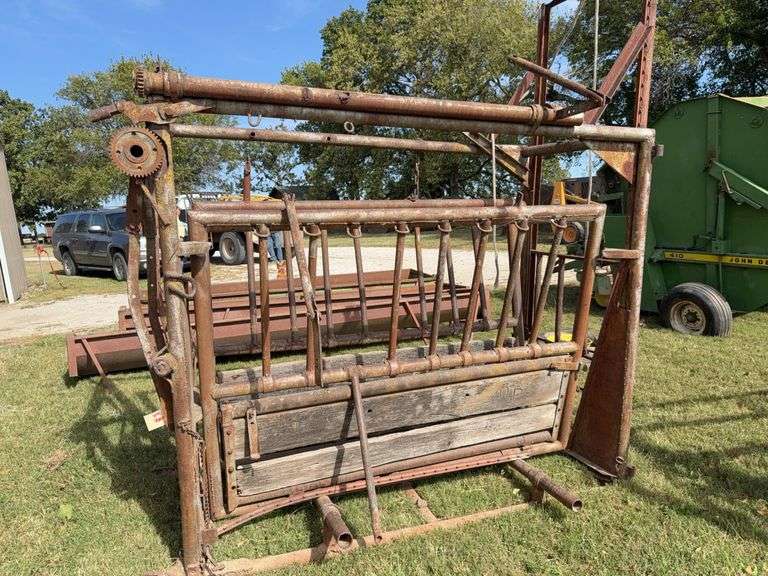 Cattle Squeeze Chute with Choking Head Gate,  Shop Built, No Transport Wheels image