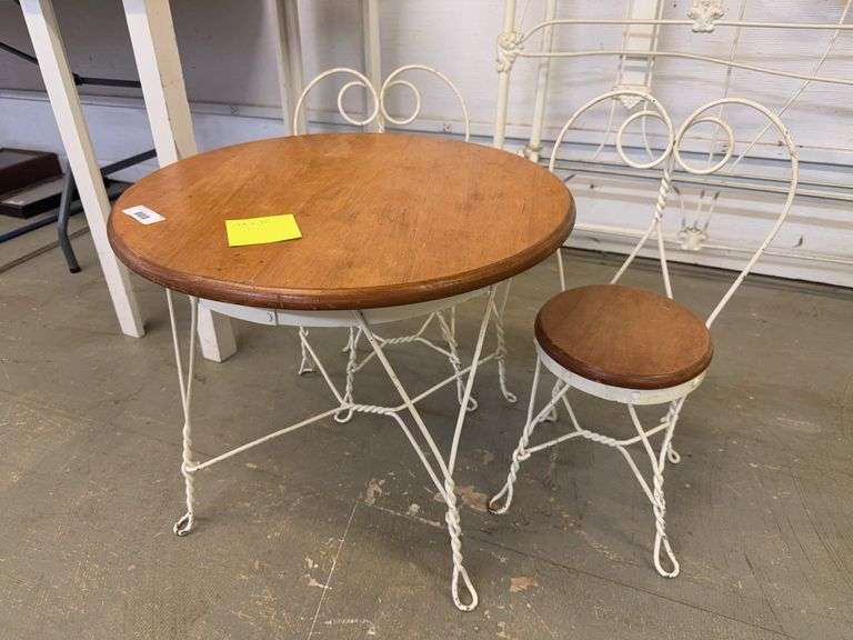 Child's Vintage Style Bistro Set with Two Chairs image