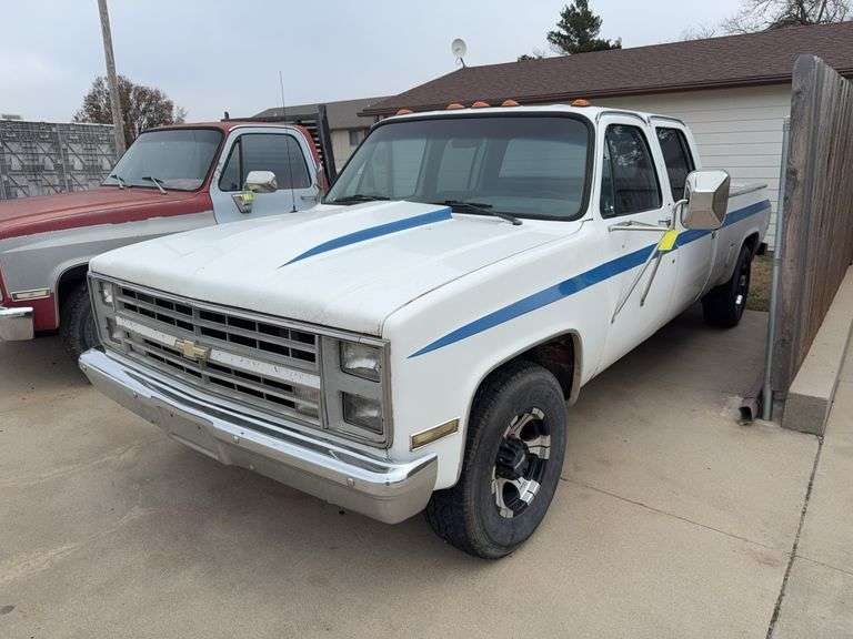 1988  CHEVROLET  2500 1988 Chevrolet 2500 pickup, crew cab; White w/blue stripe; custom wheels; trailer hitch; loose wiring image