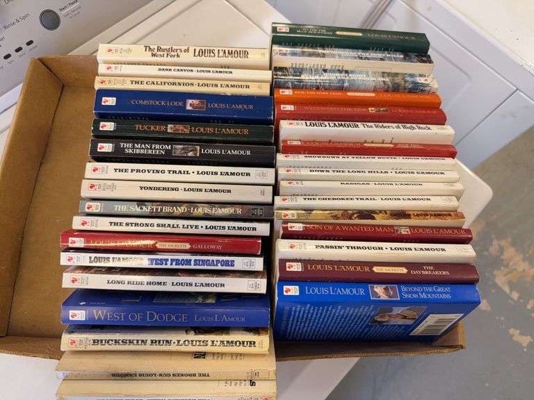 Lot of 32 Louis L'Amour Western Novels image