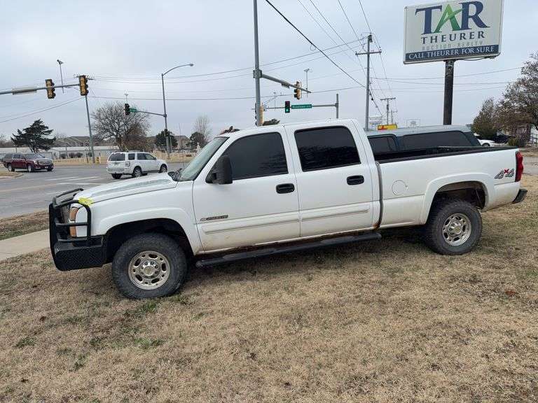 2006  CHEVROLET  Silverado 2006 Chevrolet Silverado 2500HD 4x4 Truck, White Extended Cab, Front Grill Guard, Trailer Brake System, VIN# 1GCHK23G06F240625 image